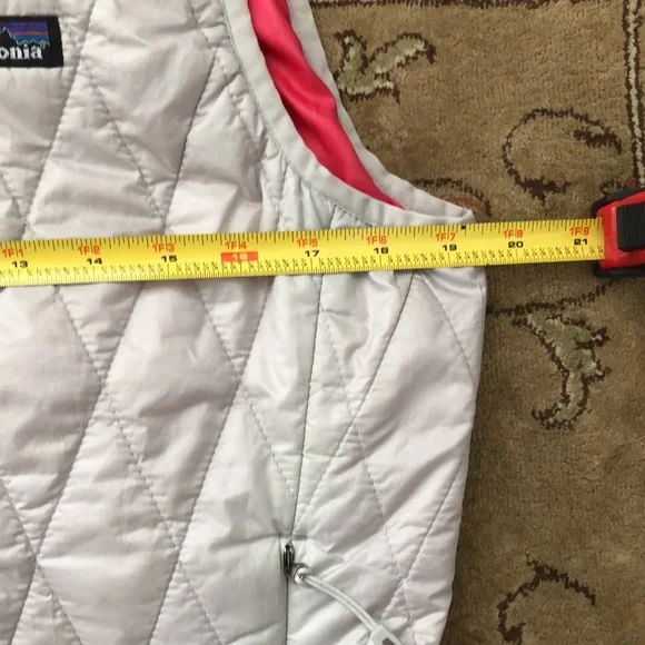 Patagonia vest white/ super light silver color. 🥶😍 Sz M with Primaloft - Picture 9 of 11